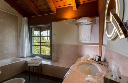 Rondo - Torretta Casa | Elegant Stay: Onsite Parking, Easy Access to Milan Cathedral! Steps to Metro
