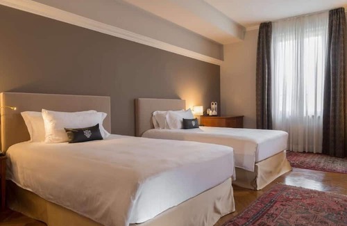 Rondo - Torretta Casa | Elegant Stay: Onsite Parking, Easy Access to Milan Cathedral! Steps to Metro