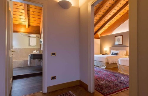 Rondo - Torretta Casa | Elegant Stay: Onsite Parking, Easy Access to Milan Cathedral! Steps to Metro