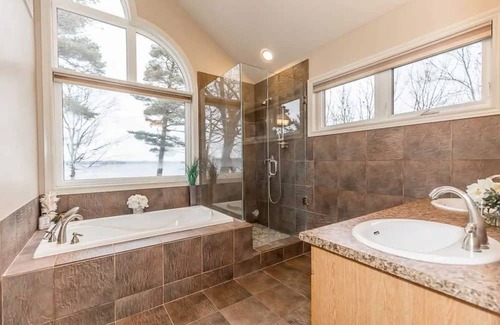 Barrie Cabaña | Luxurious 6-Room Lakefront House