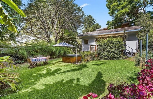 Bundeena Cabaña | Stylish cottage with pool 2 minute walk to the beach.