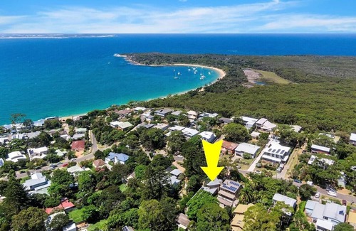 Bundeena Cabaña | Stylish cottage with pool 2 minute walk to the beach.