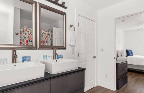 Hope Gardens Condominio | Wanderer's Retreat ~ Mins to Downtown & Broadway ~ Garage Parking ~ Private Entrance ~ Trendy Area