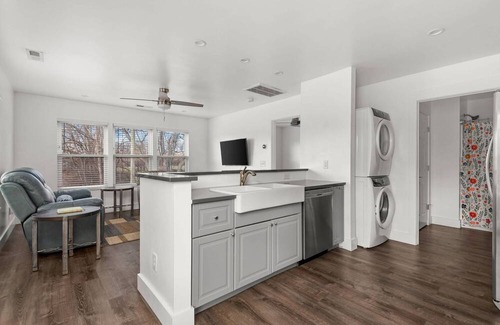 Hope Gardens Condominio | Wanderer's Retreat ~ Mins to Downtown & Broadway ~ Garage Parking ~ Private Entrance ~ Trendy Area