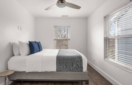 Hope Gardens Condominio | Wanderer's Retreat ~ Mins to Downtown & Broadway ~ Garage Parking ~ Private Entrance ~ Trendy Area