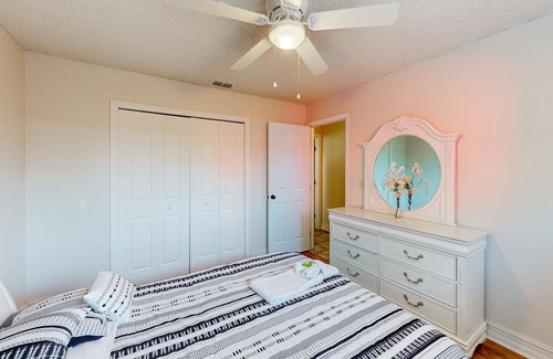 Eagle Lake Casa | Dog-friendly charming home with enclosed pool, large lanai, desk, & open layout