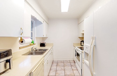 Eagle Lake Casa | Dog-friendly charming home with enclosed pool, large lanai, desk, & open layout