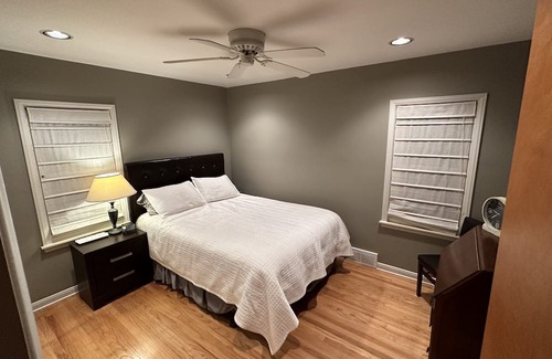 Allen Park Casa | Nice bungalow in quiet Allen Park neighborhood near airports/Downtown Detroit