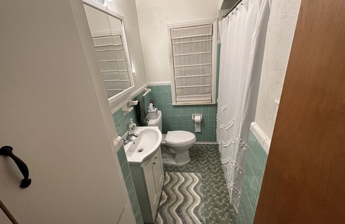 Allen Park Casa | Nice bungalow in quiet Allen Park neighborhood near airports/Downtown Detroit