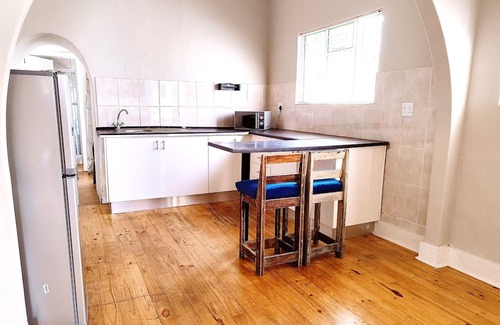 Port Elizabeth Central Casa | Located at the doorstep of the harbour with a seaview