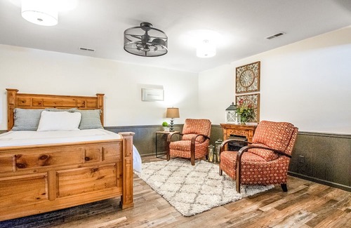 Holts Summit Apartamento | FARMHOUSE APARTMENT on 7+/- Acres with Farm Fresh Breakfast + Crackling Bonfire