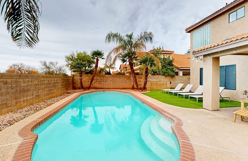 Paradise Park Vista Casa | Designer home with private pool, enclosed yard, game room, & W/D