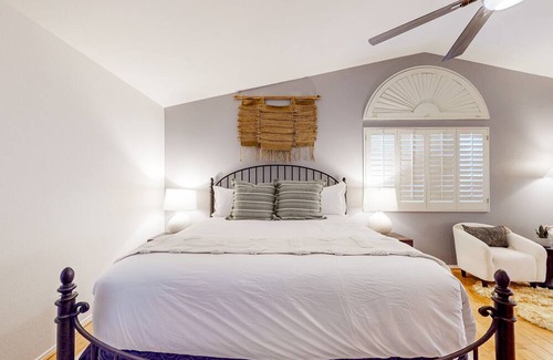 Paradise Park Vista Casa | Designer home with private pool, enclosed yard, game room, & W/D