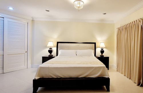Bahamia West Condominio | Gated Lux family size condo near beach w/boat dock, working station, pool, canal
