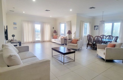Bahamia West Condominio | Gated Lux family size condo near beach w/boat dock, working station, pool, canal