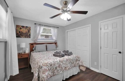 Orange Park Casa | Comfy Cabin Sleeps 10