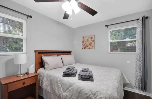 Orange Park Casa | Comfy Cabin Sleeps 10