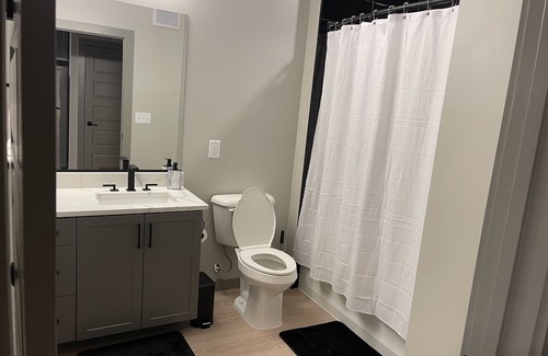 Town Center Apartamento | Yellow Serenity: A perfect balance of serenity with nearby entertainment.