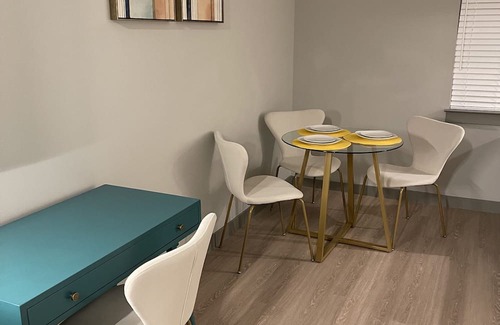 Town Center Apartamento | Yellow Serenity: A perfect balance of serenity with nearby entertainment.