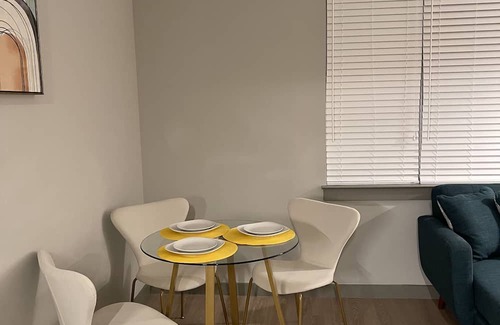 Town Center Apartamento | Yellow Serenity: A perfect balance of serenity with nearby entertainment.
