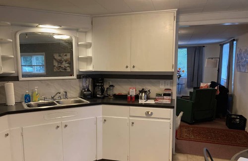 Aberdeen Condominio | Cosmopolis. Forest Hill 2 BR Get-Away.
