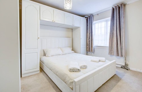 South Benfleet Casa | Pass the Keys | Spacious 4-Bedroom Home in Benfleet