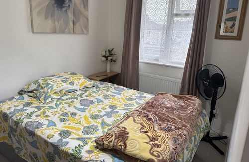 Tilbury Casa | Beautiful 3 bedroom house in Tilbury ,close to Amazon LCY2. Ideal for Amazonians
