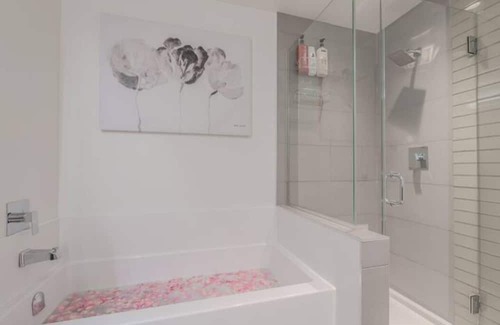 Mission District Apartamento | YYC 1BR Gem | Central Location + Fast WI-FI