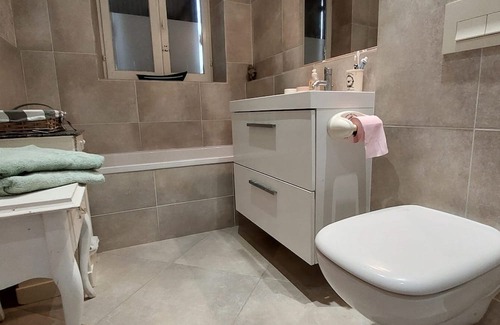 Saint-Valerien Casa | Holiday Home 'Maison Le Rousset' with Private Terrace, Private Garden and Wi-Fi