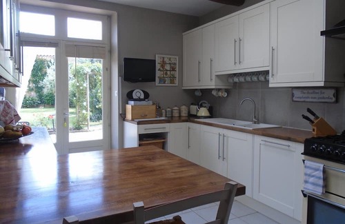 Saint-Valerien Casa | Holiday Home 'Maison Le Rousset' with Private Terrace, Private Garden and Wi-Fi