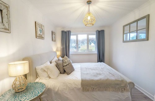 Middleton-on-Sea Cabaña | Braganza - a family house that sleeps 9 guests in 4 bedrooms