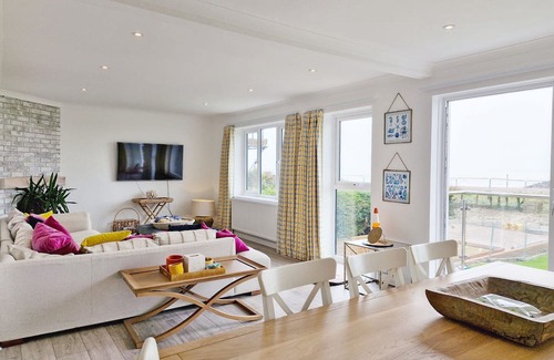 Middleton-on-Sea Cabaña | Braganza - a family house that sleeps 9 guests in 4 bedrooms