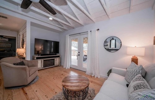 Longview Casa | Welcome to Our Charming Acorn Cottage