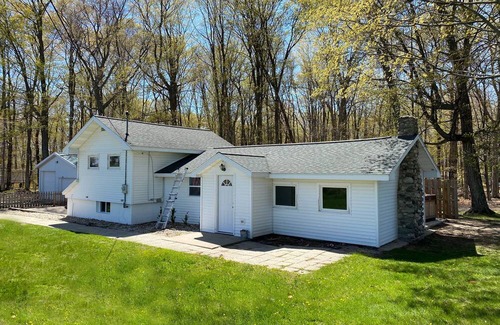 Pentwater Cabaña | Cozy 3-bedroom cottage, large yard, minutes from Lake Michigan. Pet friendly.