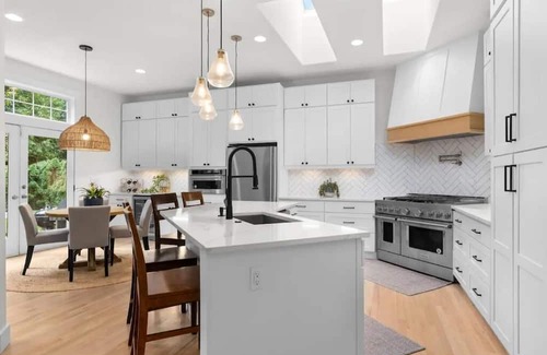 Bothell Casa | Open & Spacious Traditional Home