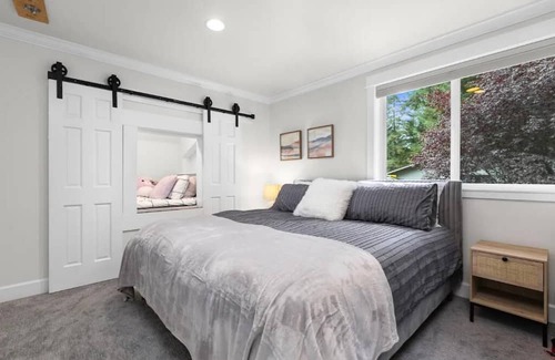 Bothell Casa | Open & Spacious Traditional Home