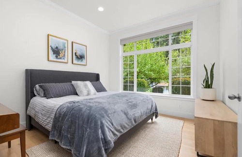Bothell Casa | Open & Spacious Traditional Home
