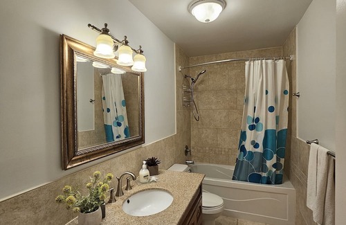 Innisfil Casa | South Barrie, ravine backing house 3 beds 2 bath, large deck, private backyard