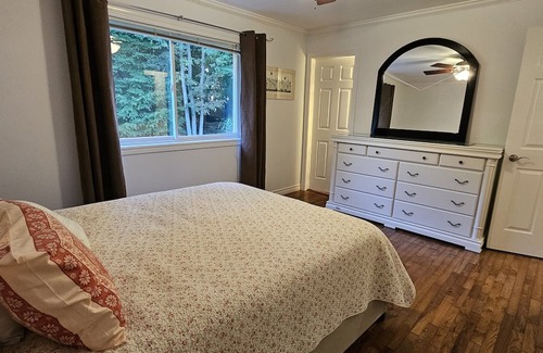 Innisfil Casa | South Barrie, ravine backing house 3 beds 2 bath, large deck, private backyard