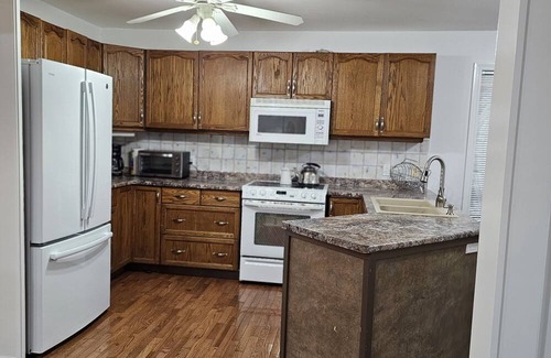 Innisfil Casa | South Barrie, ravine backing house 3 beds 2 bath, large deck, private backyard