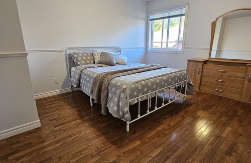 Innisfil Casa | South Barrie, ravine backing house 3 beds 2 bath, large deck, private backyard