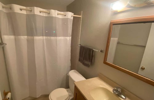 Peoria Condominio | 2 bedroom condo in secure building with pool.