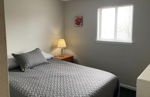 Peoria Condominio | 2 bedroom condo in secure building with pool.