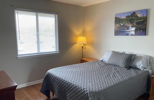 Peoria Condominio | 2 bedroom condo in secure building with pool.
