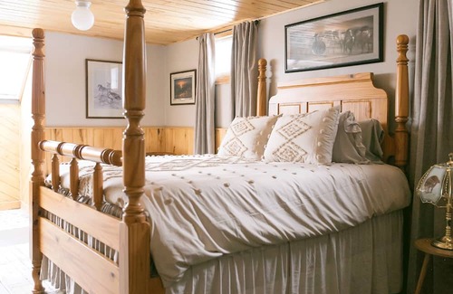 LaPorte Cabina | Unique Northwoods retreat located on 10 acres close to Leech Lake.