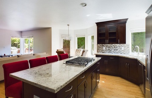 Kent Casa | Huge Kent 5BR w/ Free Parking & In-Unit Laundry, by Blueground