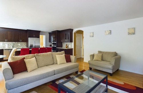 Kent Casa | Huge Kent 5BR w/ Free Parking & In-Unit Laundry, by Blueground