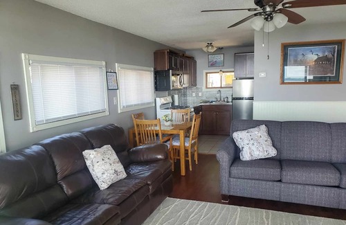 Chisago City Cabina | 40 Min from the cities, 4 ft from the shore! Sandy beach. Fish off the dock!