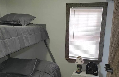 Chisago City Cabina | 40 Min from the cities, 4 ft from the shore! Sandy beach. Fish off the dock!