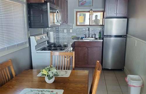Chisago City Cabina | 40 Min from the cities, 4 ft from the shore! Sandy beach. Fish off the dock!